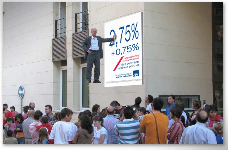 Action pour démontrer la stabilité de la banque Axa, un homme est appuyé sur une affiche AXA, il tient en l'air